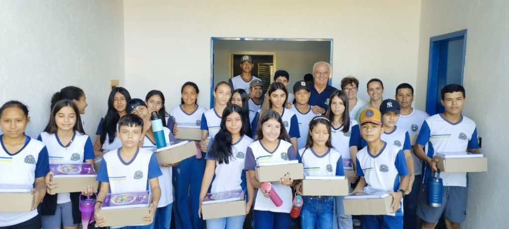 Prefeitura de Caracol entrega kits escolares e material apostilado aos estudantes da rede municipal