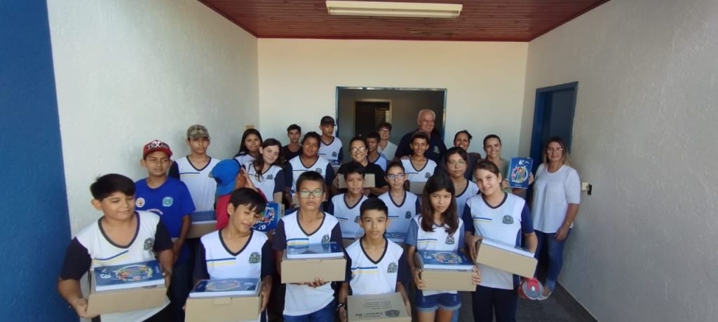 Prefeitura de Caracol entrega kits escolares e material apostilado aos estudantes da rede municipal