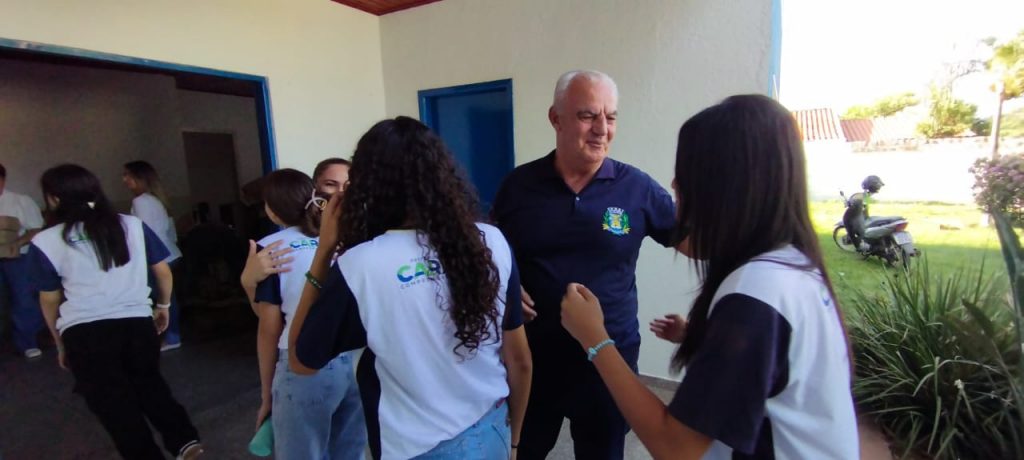 Prefeitura de Caracol entrega kits escolares e material apostilado aos estudantes da rede municipal