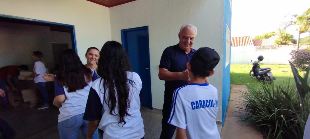 Prefeitura de Caracol entrega kits escolares e material apostilado aos estudantes da rede municipal