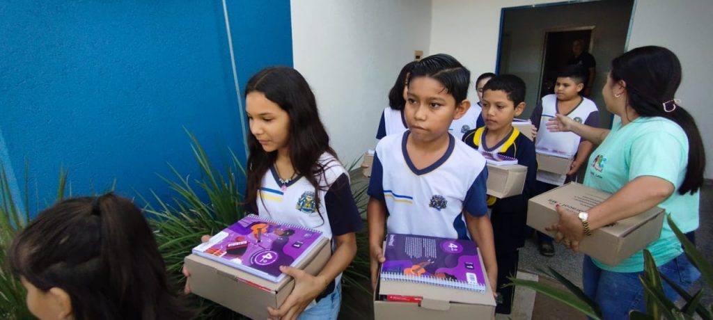 Prefeitura de Caracol entrega kits escolares e material apostilado aos estudantes da rede municipal