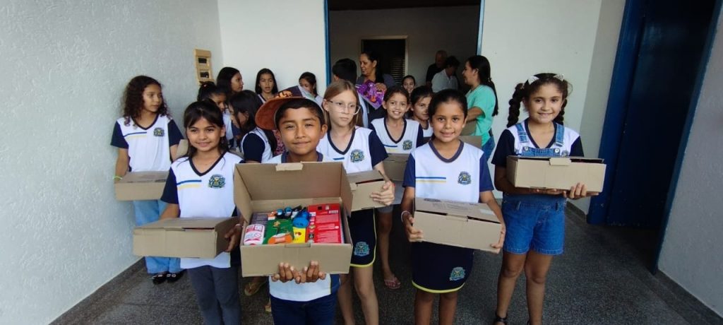 Prefeitura de Caracol entrega kits escolares e material apostilado aos estudantes da rede municipal