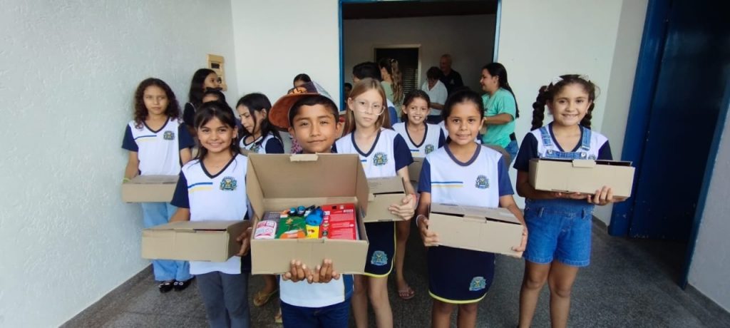 Prefeitura de Caracol entrega kits escolares e material apostilado aos estudantes da rede municipal