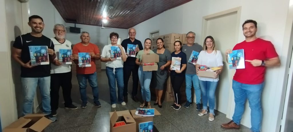 Prefeitura de Caracol entrega kits escolares e material apostilado aos estudantes da rede municipal