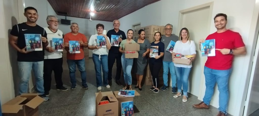 Prefeitura de Caracol entrega kits escolares e material apostilado aos estudantes da rede municipal