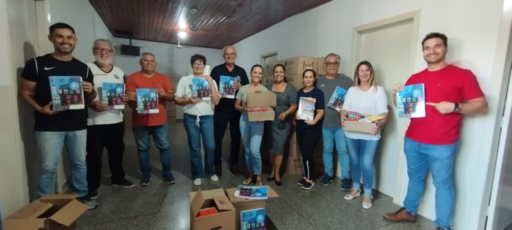 Prefeitura de Caracol entrega kits escolares e material apostilado aos estudantes da rede municipal