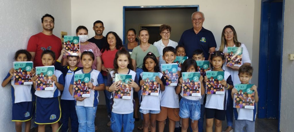 Prefeitura de Caracol entrega kits escolares e material apostilado aos estudantes da rede municipal