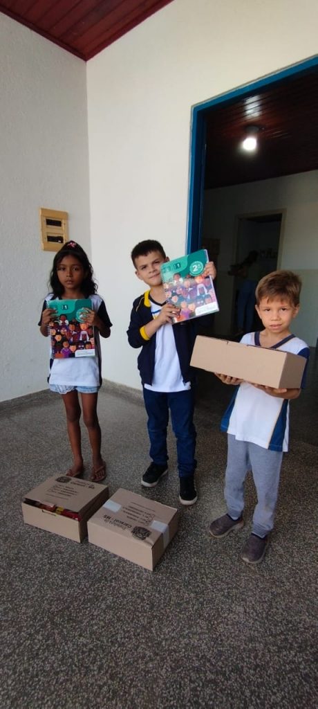 Prefeitura de Caracol entrega kits escolares e material apostilado aos estudantes da rede municipal