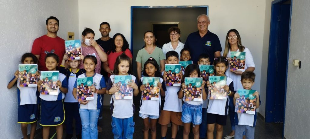 Prefeitura de Caracol entrega kits escolares e material apostilado aos estudantes da rede municipal