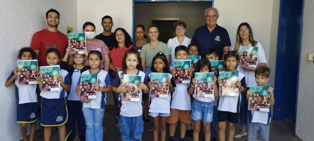 Prefeitura de Caracol entrega kits escolares e material apostilado aos estudantes da rede municipal