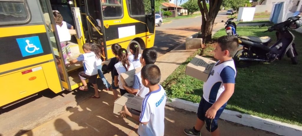 Prefeitura de Caracol entrega kits escolares e material apostilado aos estudantes da rede municipal