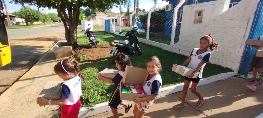 Prefeitura de Caracol entrega kits escolares e material apostilado aos estudantes da rede municipal