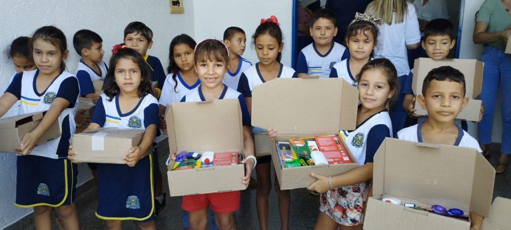 Prefeitura de Caracol entrega kits escolares e material apostilado aos estudantes da rede municipal