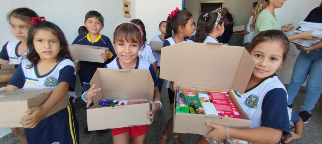 Prefeitura de Caracol entrega kits escolares e material apostilado aos estudantes da rede municipal