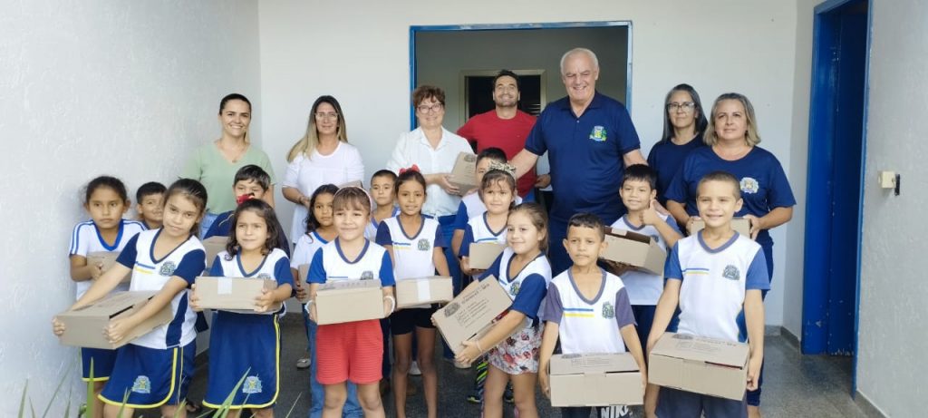 Prefeitura de Caracol entrega kits escolares e material apostilado aos estudantes da rede municipal