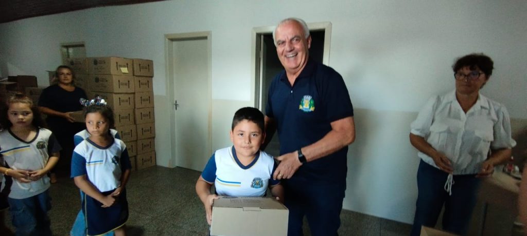 Prefeitura de Caracol entrega kits escolares e material apostilado aos estudantes da rede municipal