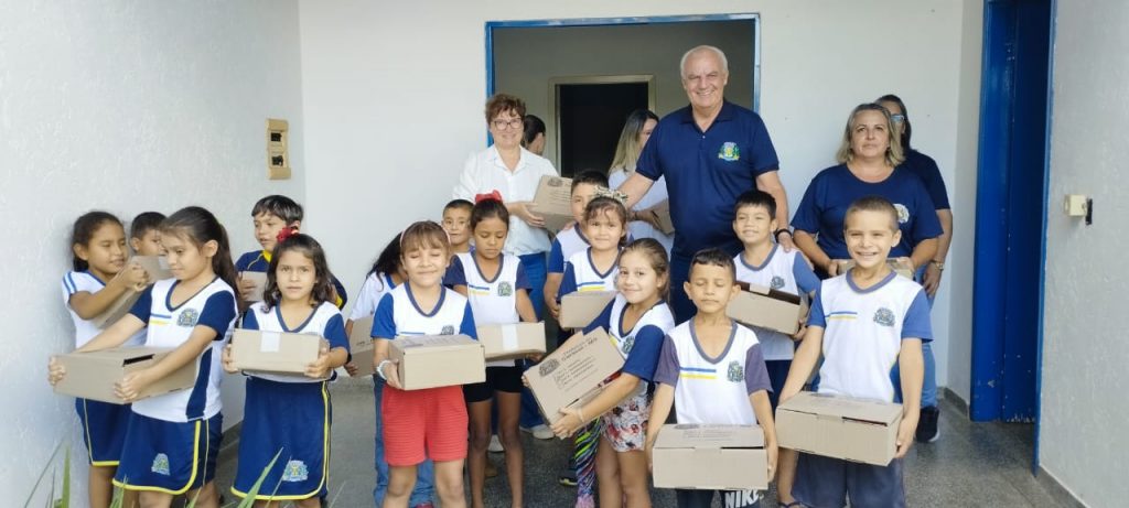 Prefeitura de Caracol entrega kits escolares e material apostilado aos estudantes da rede municipal