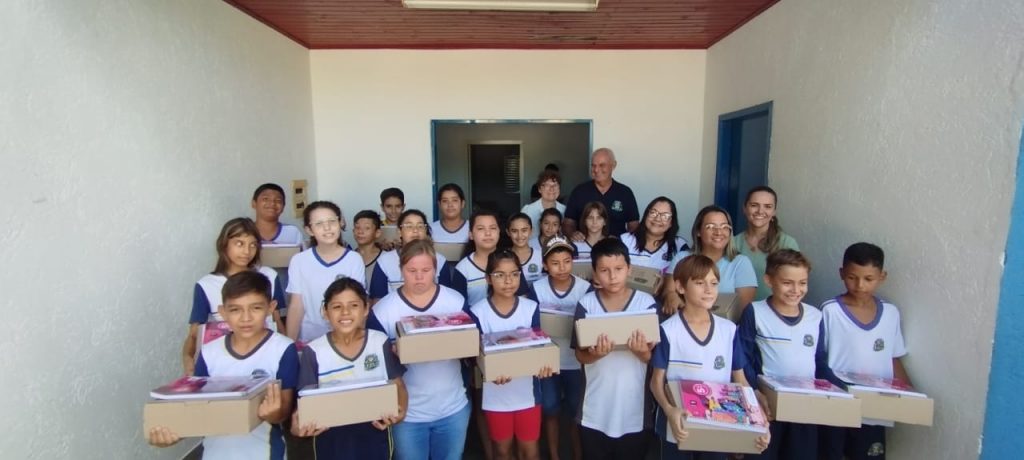 Prefeitura de Caracol entrega kits escolares e material apostilado aos estudantes da rede municipal