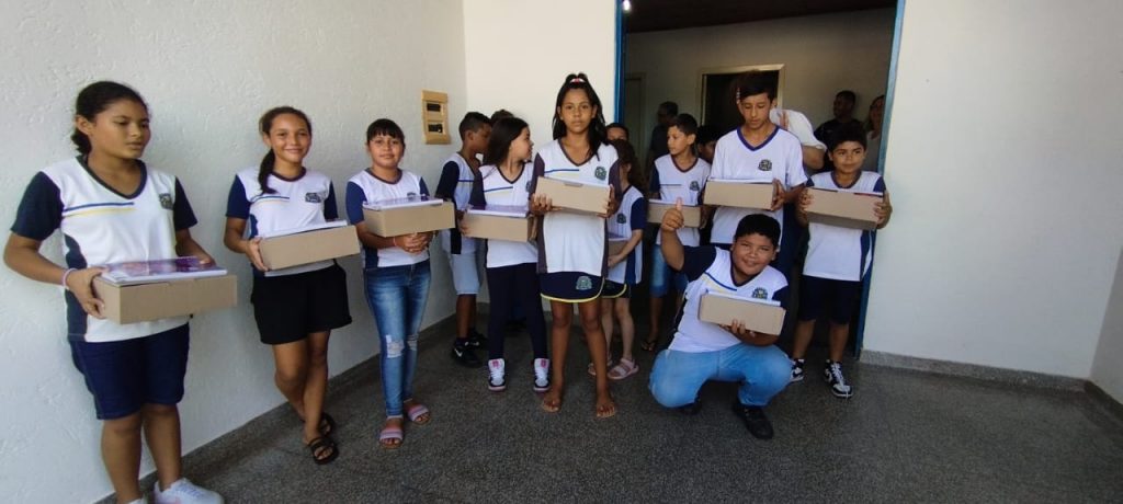 Prefeitura de Caracol entrega kits escolares e material apostilado aos estudantes da rede municipal