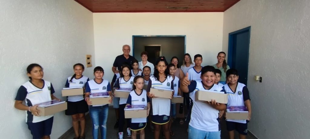 Prefeitura de Caracol entrega kits escolares e material apostilado aos estudantes da rede municipal