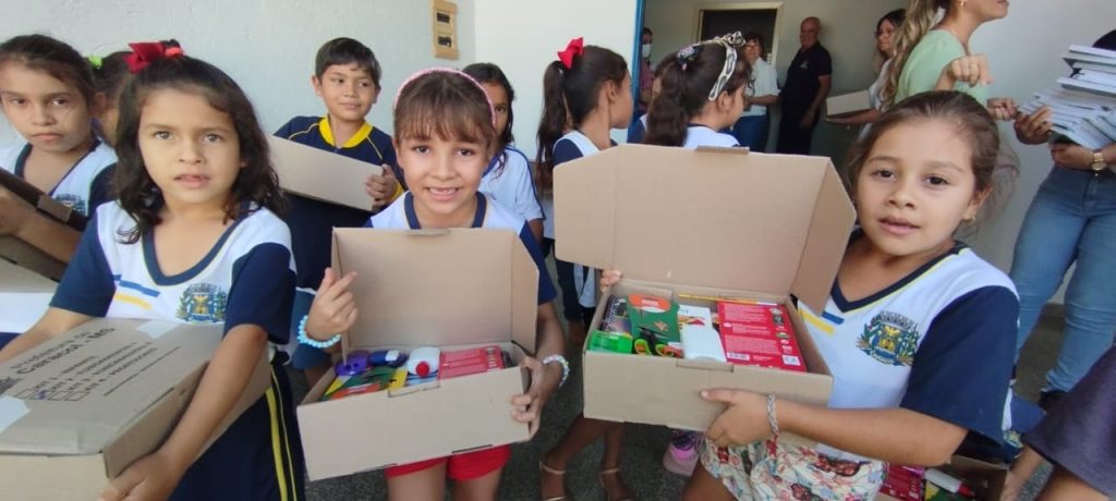 Prefeitura de Caracol entrega kits escolares e material apostilado aos estudantes da rede municipal