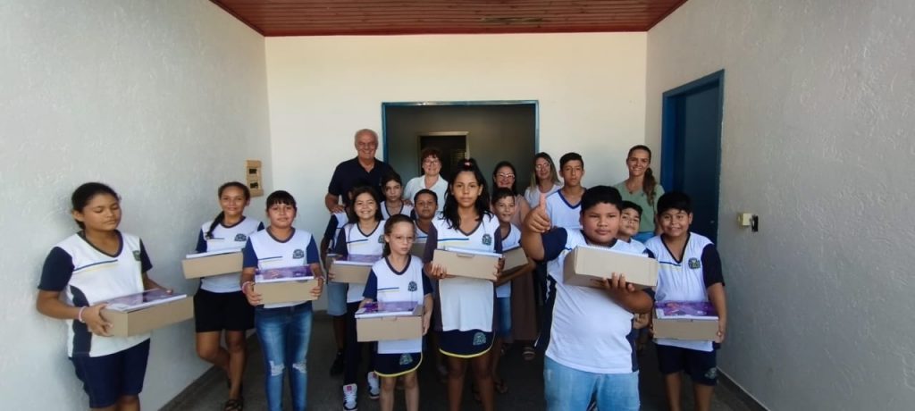 Prefeitura de Caracol entrega kits escolares e material apostilado aos estudantes da rede municipal