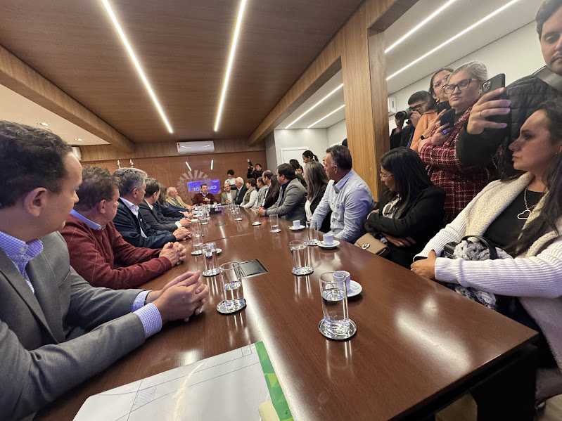 Prefeito Neco Pagliosa coordena comitiva de Caracol para audiência com o governador Riedel e garante novos investimentos Prefeito Neco Pagliosa coordena comitiva de Caracol para audiência com o governador Riedel e garante novos investimentos