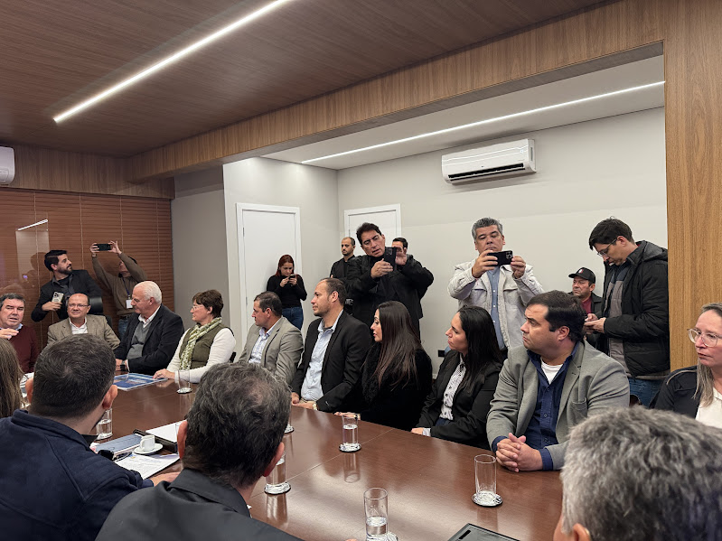 Prefeito Neco Pagliosa coordena comitiva de Caracol para audiência com o governador Riedel e garante novos investimentos Prefeito Neco Pagliosa coordena comitiva de Caracol para audiência com o governador Riedel e garante novos investimentos