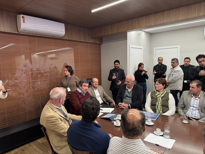 Prefeito Neco Pagliosa coordena comitiva de Caracol para audiência com o governador Riedel e garante novos investimentos Prefeito Neco Pagliosa coordena comitiva de Caracol para audiência com o governador Riedel e garante novos investimentos