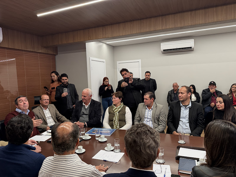 Prefeito Neco Pagliosa coordena comitiva de Caracol para audiência com o governador Riedel e garante novos investimentos Prefeito Neco Pagliosa coordena comitiva de Caracol para audiência com o governador Riedel e garante novos investimentos