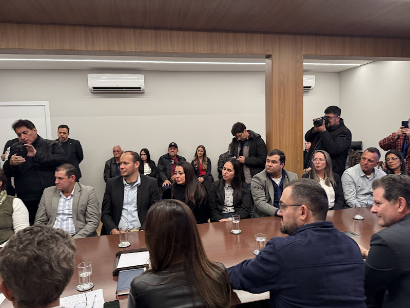 Prefeito Neco Pagliosa coordena comitiva de Caracol para audiência com o governador Riedel e garante novos investimentos Prefeito Neco Pagliosa coordena comitiva de Caracol para audiência com o governador Riedel e garante novos investimentos