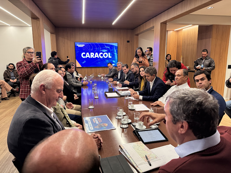Prefeito Neco Pagliosa coordena comitiva de Caracol para audiência com o governador Riedel e garante novos investimentos Prefeito Neco Pagliosa coordena comitiva de Caracol para audiência com o governador Riedel e garante novos investimentos