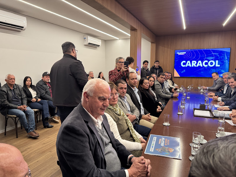 Prefeito Neco Pagliosa coordena comitiva de Caracol para audiência com o governador Riedel e garante novos investimentos Prefeito Neco Pagliosa coordena comitiva de Caracol para audiência com o governador Riedel e garante novos investimentos