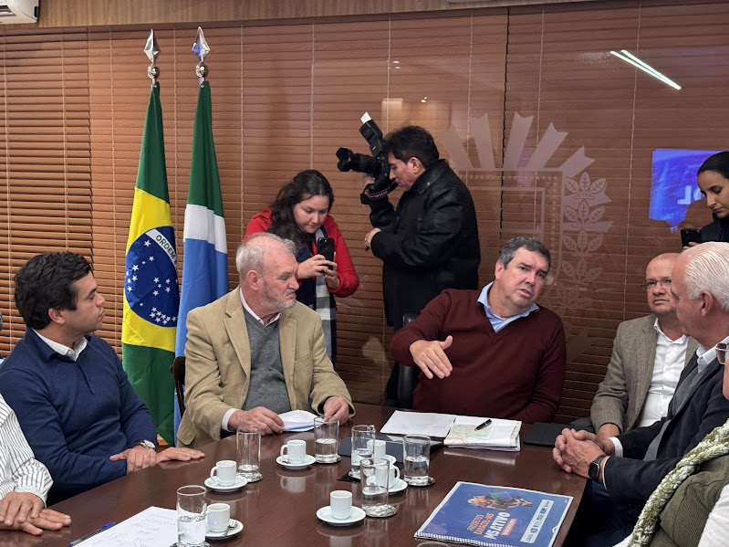 Prefeito Neco Pagliosa coordena comitiva de Caracol para audiência com o governador Riedel e garante novos investimentos Prefeito Neco Pagliosa coordena comitiva de Caracol para audiência com o governador Riedel e garante novos investimentos