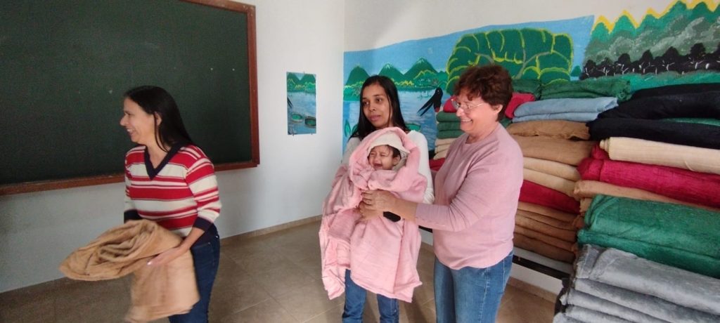 Junto com o frio, Assistência Social de Caracol entrega cobertores e carinho Junto com o frio, Assistência Social de Caracol entrega cobertores e carinho