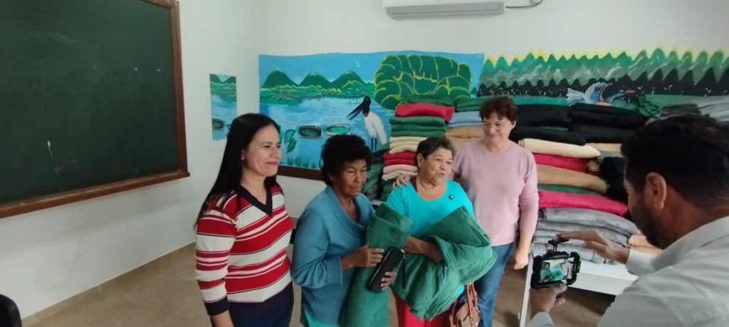 Junto com o frio, Assistência Social de Caracol entrega cobertores e carinho Junto com o frio, Assistência Social de Caracol entrega cobertores e carinho