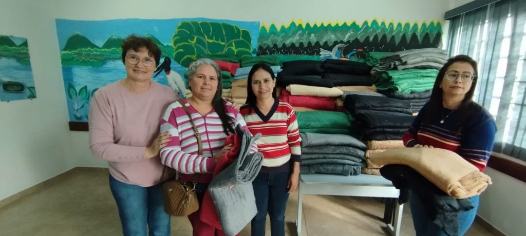 Junto com o frio, Assistência Social de Caracol entrega cobertores e carinho Junto com o frio, Assistência Social de Caracol entrega cobertores e carinho