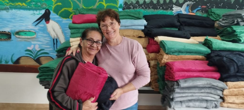 Junto com o frio, Assistência Social de Caracol entrega cobertores e carinho Junto com o frio, Assistência Social de Caracol entrega cobertores e carinho