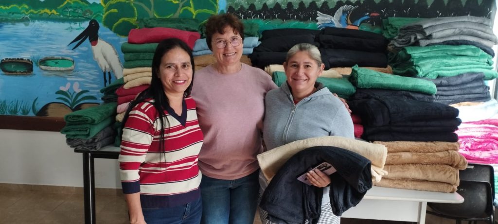 Junto com o frio, Assistência Social de Caracol entrega cobertores e carinho Junto com o frio, Assistência Social de Caracol entrega cobertores e carinho