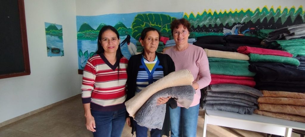 Junto com o frio, Assistência Social de Caracol entrega cobertores e carinho Junto com o frio, Assistência Social de Caracol entrega cobertores e carinho