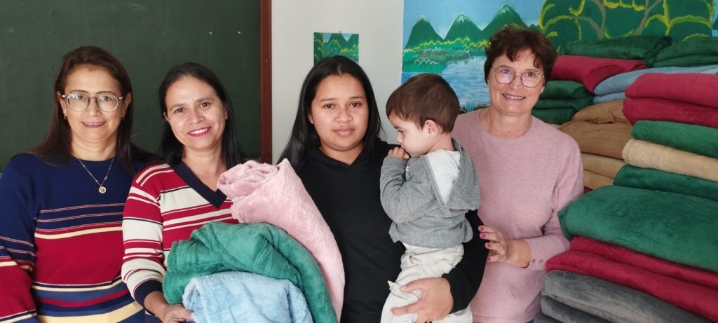 Junto com o frio, Assistência Social de Caracol entrega cobertores e carinho Junto com o frio, Assistência Social de Caracol entrega cobertores e carinho