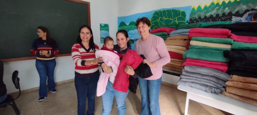 Junto com o frio, Assistência Social de Caracol entrega cobertores e carinho Junto com o frio, Assistência Social de Caracol entrega cobertores e carinho