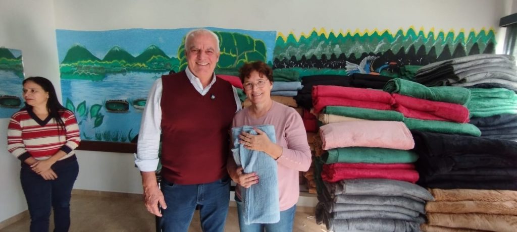 Junto com o frio, Assistência Social de Caracol entrega cobertores e carinho Junto com o frio, Assistência Social de Caracol entrega cobertores e carinho