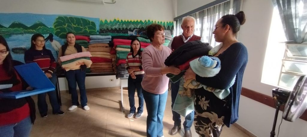 Junto com o frio, Assistência Social de Caracol entrega cobertores e carinho Junto com o frio, Assistência Social de Caracol entrega cobertores e carinho