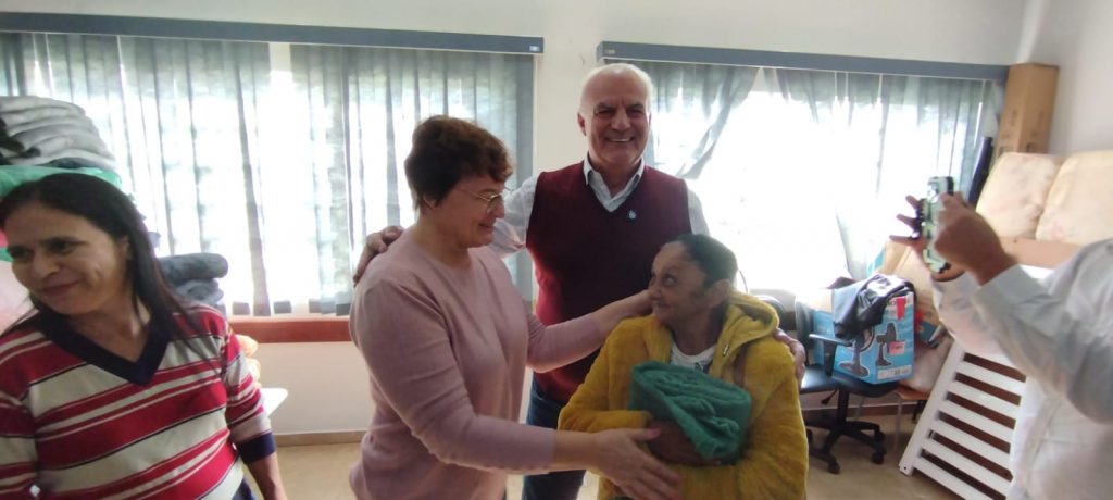 Junto com o frio, Assistência Social de Caracol entrega cobertores e carinho Junto com o frio, Assistência Social de Caracol entrega cobertores e carinho