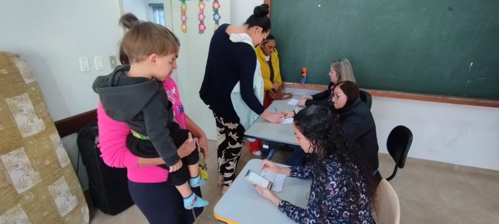Junto com o frio, Assistência Social de Caracol entrega cobertores e carinho Junto com o frio, Assistência Social de Caracol entrega cobertores e carinho