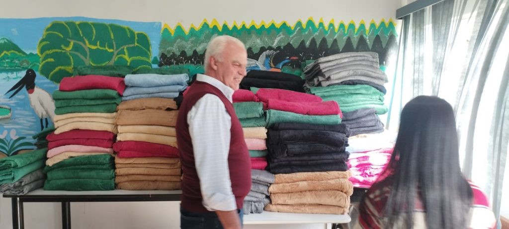 Junto com o frio, Assistência Social de Caracol entrega cobertores e carinho Junto com o frio, Assistência Social de Caracol entrega cobertores e carinho