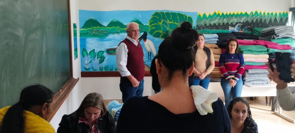 Junto com o frio, Assistência Social de Caracol entrega cobertores e carinho Junto com o frio, Assistência Social de Caracol entrega cobertores e carinho