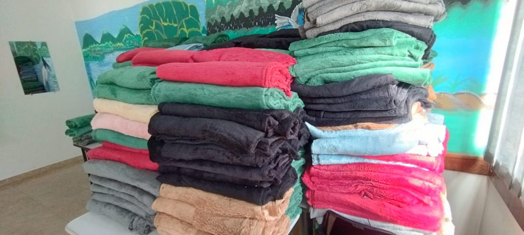 Junto com o frio, Assistência Social de Caracol entrega cobertores e carinho Junto com o frio, Assistência Social de Caracol entrega cobertores e carinho