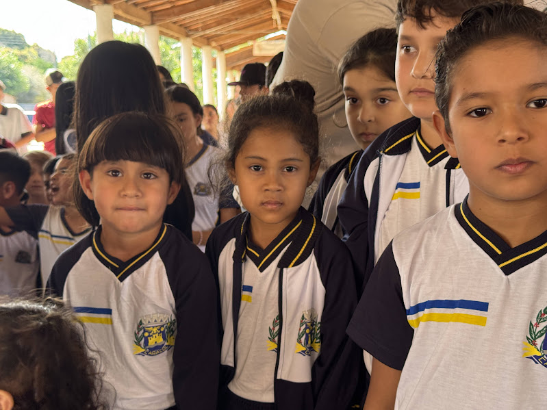 Caracol entrega uniformes para 100% da Rede Municipal de Ensino Caracol entrega uniformes para 100% da Rede Municipal de Ensino